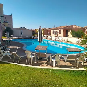 https://villetta-con-piscina-e-campo-da-tennis-condominiale.in-sardinia.net